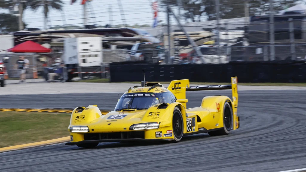 Pascal Wehrlein ger sig in i 24h Daytona 2025