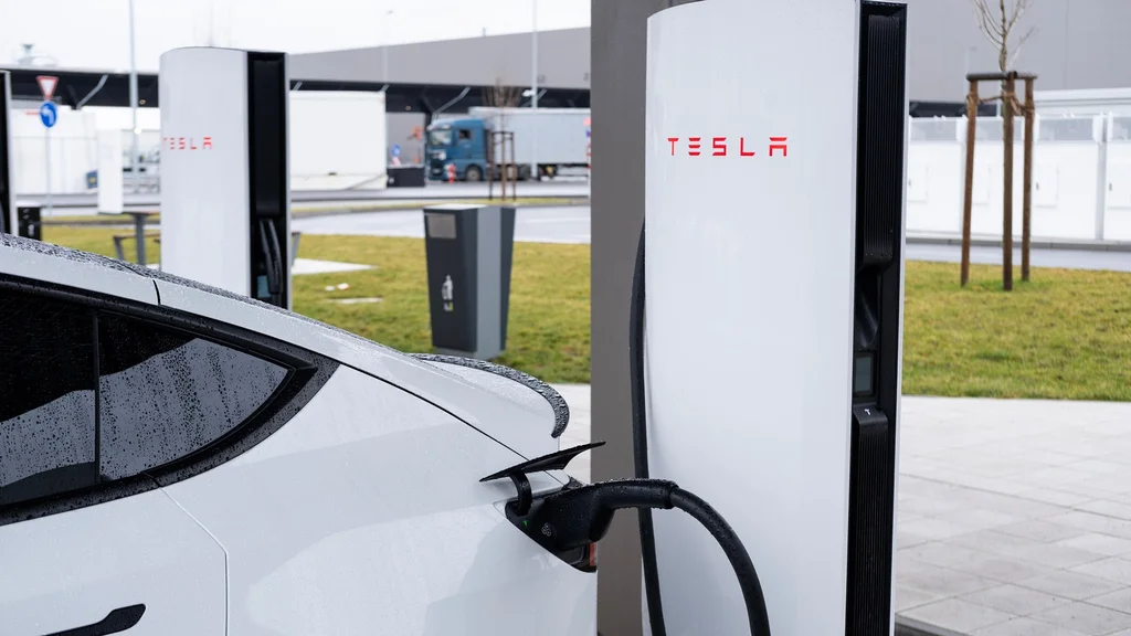 Sikkerhetshull i Tesla-ladestasjoner avdekket